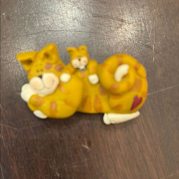 Charming Yellow Cat Brooch - Picture 1 of 3